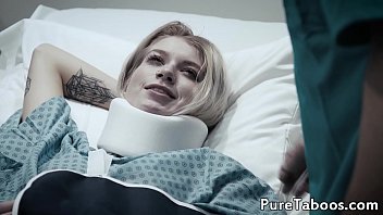 Врач заботливо трахнул молоденькую сучку с татуировками в больничной палате